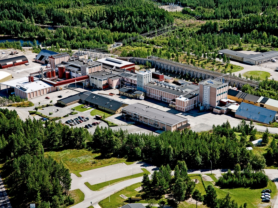 在瑞典阿尔比，我们独特的氯酸钾生产基地的直升机视图。公司通过了ISO 9001和ISO 14001认证，并致力于提供始终如一的高质量产品。b0b体育下栽健康、安全和环境(HSE)是作业的重要组成部分。