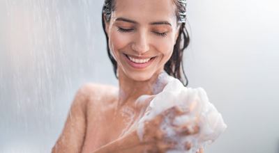 洗涤用凝胶的女孩阵雨，洗涤用吹。我们的高品质聚合物、生物聚合物和特殊表面活性剂组合为高性能彩妆、头发、皮肤和防晒配方创造。