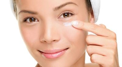 女人用眼霜。Nouryon的高品质聚合物、生物聚合物和特殊表面活性剂组合为高性能彩妆、头发、皮肤和防晒配方而创造。