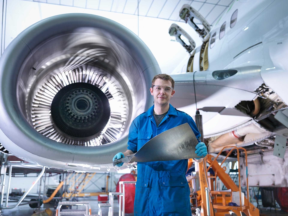 生产的飞机。一个工人站在飞机发动机前。由于耐高温，当制造涡轮喷气发动机叶片时，Levasil胶体二氧化硅是精密熔模铸造的粘合剂。